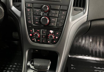 Подержанный автомобиль Opel Astra Hatchback 2013 года (12 фото)