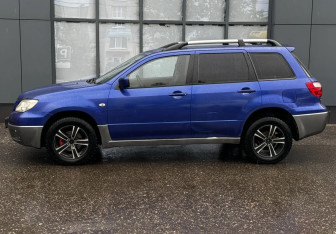 Подержанный автомобиль Mitsubishi Outlander 2005 года (5 фото)