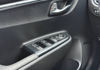 Подержанный автомобиль Kia Rio Hatchback 2018 года (17 фото)