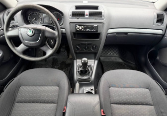 Подержанный автомобиль Skoda Octavia Liftback 2012 года (9 фото)