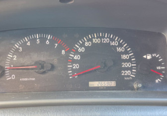 Подержанный автомобиль Toyota Corolla Sedan 2005 года (12 фото)