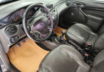 Подержанный автомобиль Ford Focus Sedan 2004 года (9 фото)
