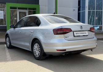 Подержанный автомобиль Volkswagen Jetta Sedan 2017 года (7 фото)