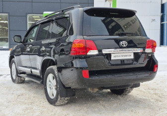 Подержанный автомобиль Toyota Land Cruiser Suv 2012 года (7 фото)