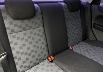 Подержанный автомобиль Ford Focus Sedan 2005 года (10 фото)