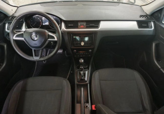 Подержанный автомобиль Skoda Rapid Liftback 2016 года (10 фото)
