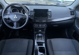 Подержанный автомобиль Mitsubishi Lancer Sedan 2011 года (11 фото)