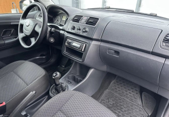 Подержанный автомобиль Skoda Fabia Hatchback 2012 года (11 фото)