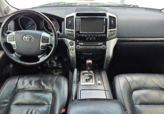 Подержанный автомобиль Toyota Land Cruiser Suv 2012 года (9 фото)
