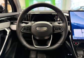 Подержанный автомобиль Geely Atlas 2023 года (17 фото)