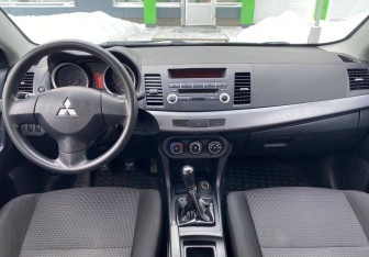 Подержанный автомобиль Mitsubishi Lancer Sedan 2010 года (9 фото)
