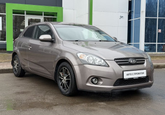 Подержанный автомобиль Kia Ceed Hatchback 2010 года (3 фото)