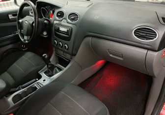Подержанный автомобиль Ford Focus Hatchback 2009 года (11 фото)