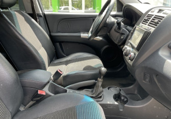Подержанный автомобиль Kia Sportage 2006 года (10 фото)