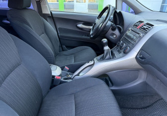 Подержанный автомобиль Toyota Auris Hatchback 2007 года (10 фото)
