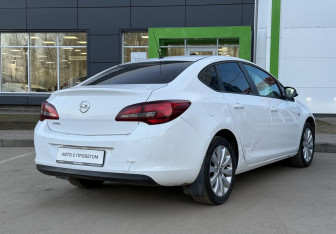 Подержанный автомобиль Opel Astra Sedan 2013 года (5 фото)