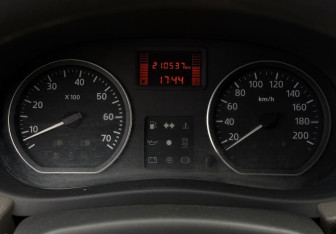 Подержанный автомобиль Renault Sandero 2010 года (13 фото)
