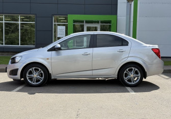 Подержанный автомобиль Chevrolet Aveo Sedan 2013 года (8 фото)