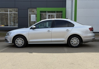 Подержанный автомобиль Volkswagen Jetta Sedan 2017 года (8 фото)