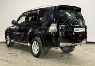 Подержанный автомобиль Mitsubishi Pajero 2011 года (7 фото)