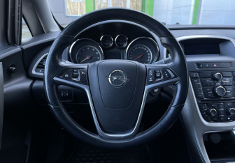 Подержанный автомобиль Opel Astra Hatchback 2010 года (12 фото)