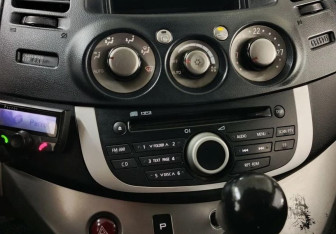 Подержанный автомобиль Mitsubishi Grandis 2007 года (14 фото)