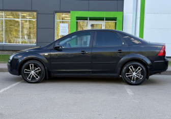 Подержанный автомобиль Ford Focus Sedan 2007 года (8 фото)