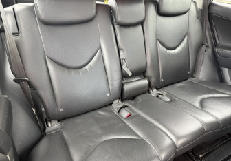Подержанный автомобиль Toyota RAV4 2006 года (11 фото)