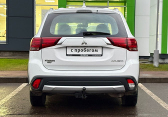 Подержанный автомобиль Mitsubishi Outlander 2017 года (6 фото)
