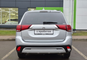 Подержанный автомобиль Mitsubishi Outlander 2022 года (6 фото)