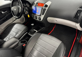 Подержанный автомобиль Kia Ceed Wagon 2009 года (11 фото)