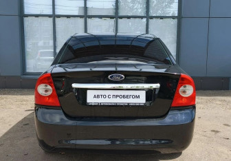 Подержанный автомобиль Ford Focus Sedan 2008 года (8 фото)
