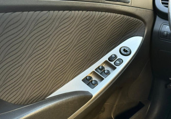 Подержанный автомобиль Hyundai Solaris Sedan 2011 года (14 фото)