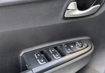 Подержанный автомобиль Kia Rio Sedan 2018 года (15 фото)