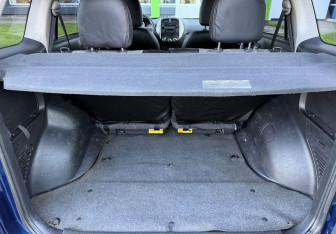 Подержанный автомобиль Toyota RAV4 2003 года (15 фото)