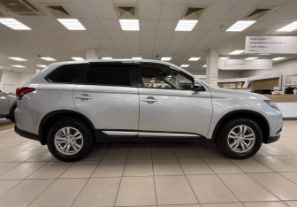 Подержанный автомобиль Mitsubishi Outlander 2021 года (4 фото)