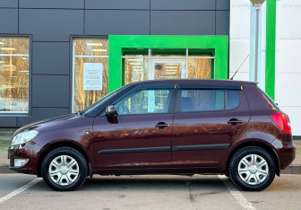 Подержанный автомобиль Skoda Fabia Hatchback 2011 года (8 фото)