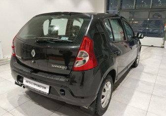 Подержанный автомобиль Renault Sandero 2012 года (10 фото)