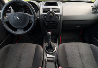 Подержанный автомобиль Renault Megane Sedan 2004 года (9 фото)