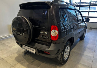 Подержанный автомобиль Chevrolet Niva 2014 года (6 фото)