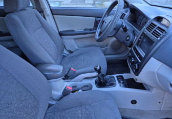 Подержанный автомобиль Kia Cerato Hatchback 2005 года (10 фото)