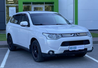 Подержанный автомобиль Mitsubishi Outlander 2013 года (3 фото)