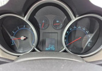 Подержанный автомобиль Chevrolet Cruze Sedan 2012 года (12 фото)