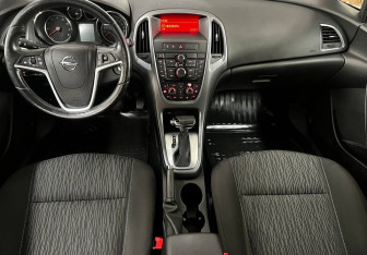 Подержанный автомобиль Opel Astra Hatchback 2013 года (11 фото)