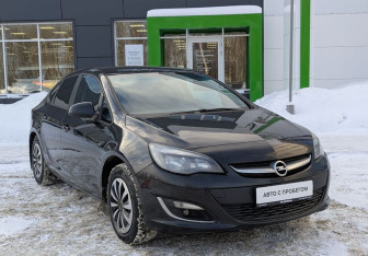 Подержанный автомобиль Opel Astra Sedan 2012 года (3 фото)