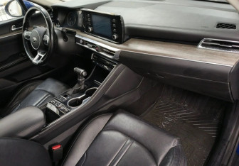 Подержанный автомобиль Kia K5 2021 года (11 фото)