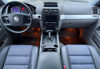 Подержанный автомобиль Volkswagen Touareg 2004 года (11 фото)