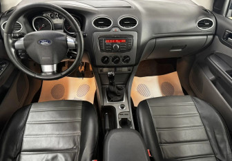 Подержанный автомобиль Ford Focus Sedan 2011 года (10 фото)
