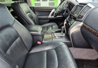Подержанный автомобиль Toyota Land Cruiser Suv 2012 года (10 фото)