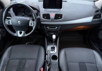 Подержанный автомобиль Renault Fluence 2011 года (9 фото)